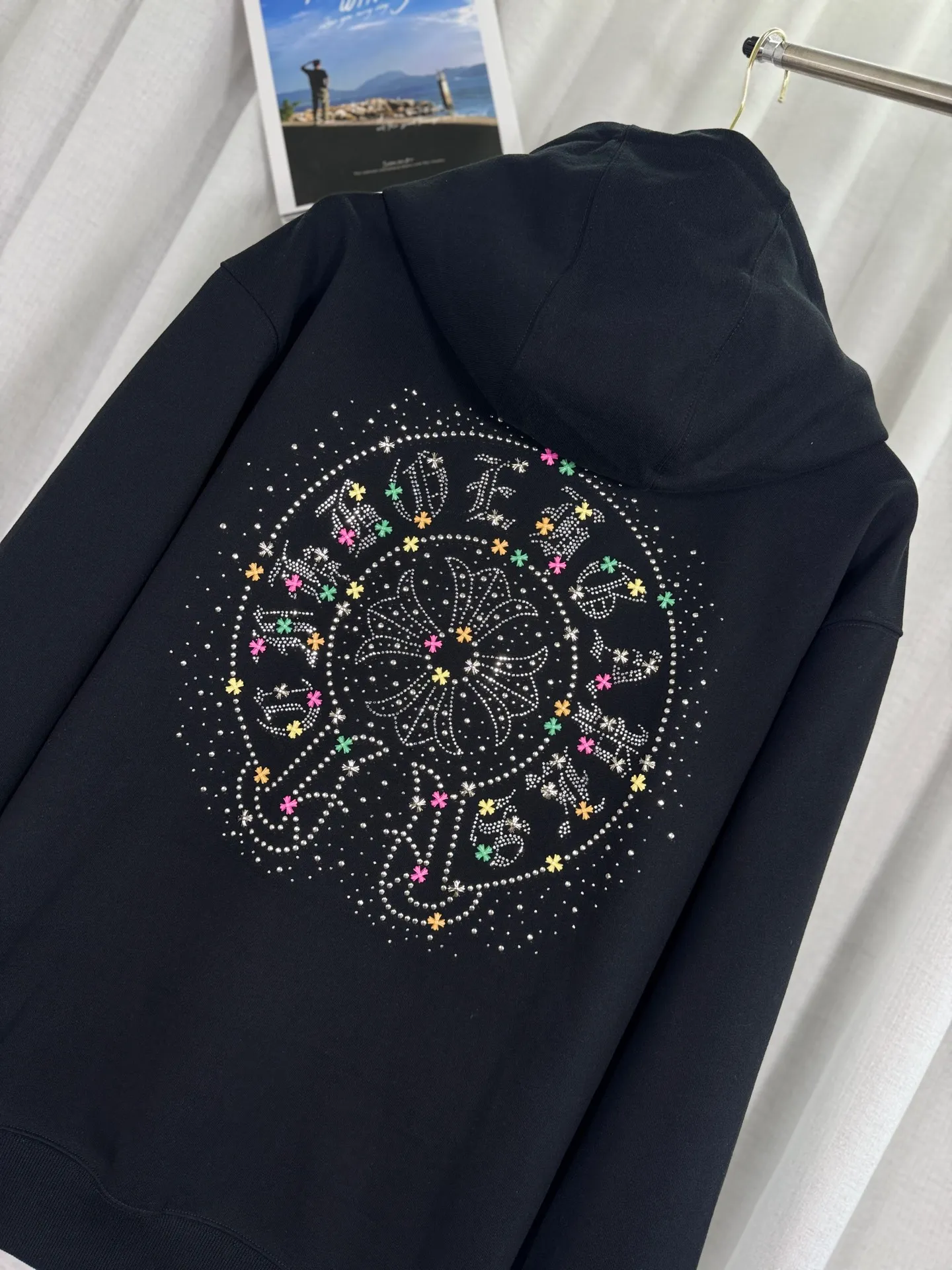 P350 top version, real shot without P, ​​different from market currency) 𝗖𝗵𝗿𝗼𝗺𝗲 𝗛𝗲𝗮𝗿𝘁𝘀/Cro Heart 2025 Washable Watercolor Diamond Paste Autumn and Winter New Original Single Counter American Laser Diamond 3D Three-dimensional Color Embroidery Couple Casual Cardigan Sweatshirt 👑The highest version! Customized fabric 480g tripe terry fabric! American acid-washed and distressed original fabric, laser-burned pattern ✟Colored diamond hardware stickers, exquisite embroidery of letters! The best-selling model in the counter, very comfortable to wear. Accessories: original molded and authenticated collar label➕100% silk wash label. Genuine purchase-grade original hangtag➕matching hanging rope➕3D hanging beads➕original packaging bag. Craftsmanship: The original version has consistent wiring! The highest version of the armhole matching technique! Color: Apricot Black Size: S M L XL Style Number: 25-322